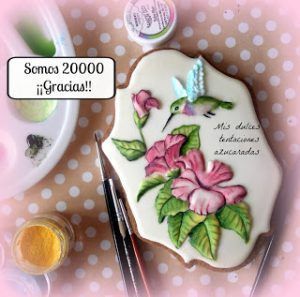 galleta con flores y colibrí
