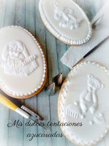 Galletas glaseadas en blanco